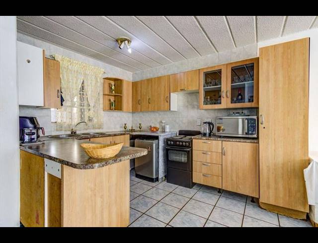 2 BEDROOM TOWNHOUSE FOR SALE IN RAVENSWOOD